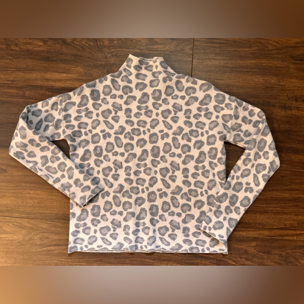 Tahari Leopard grey sweater